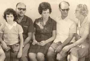 1965, Uberaba - Francisco, Nena e a filha Roseli Galves, com Chico Xavier e amigos.